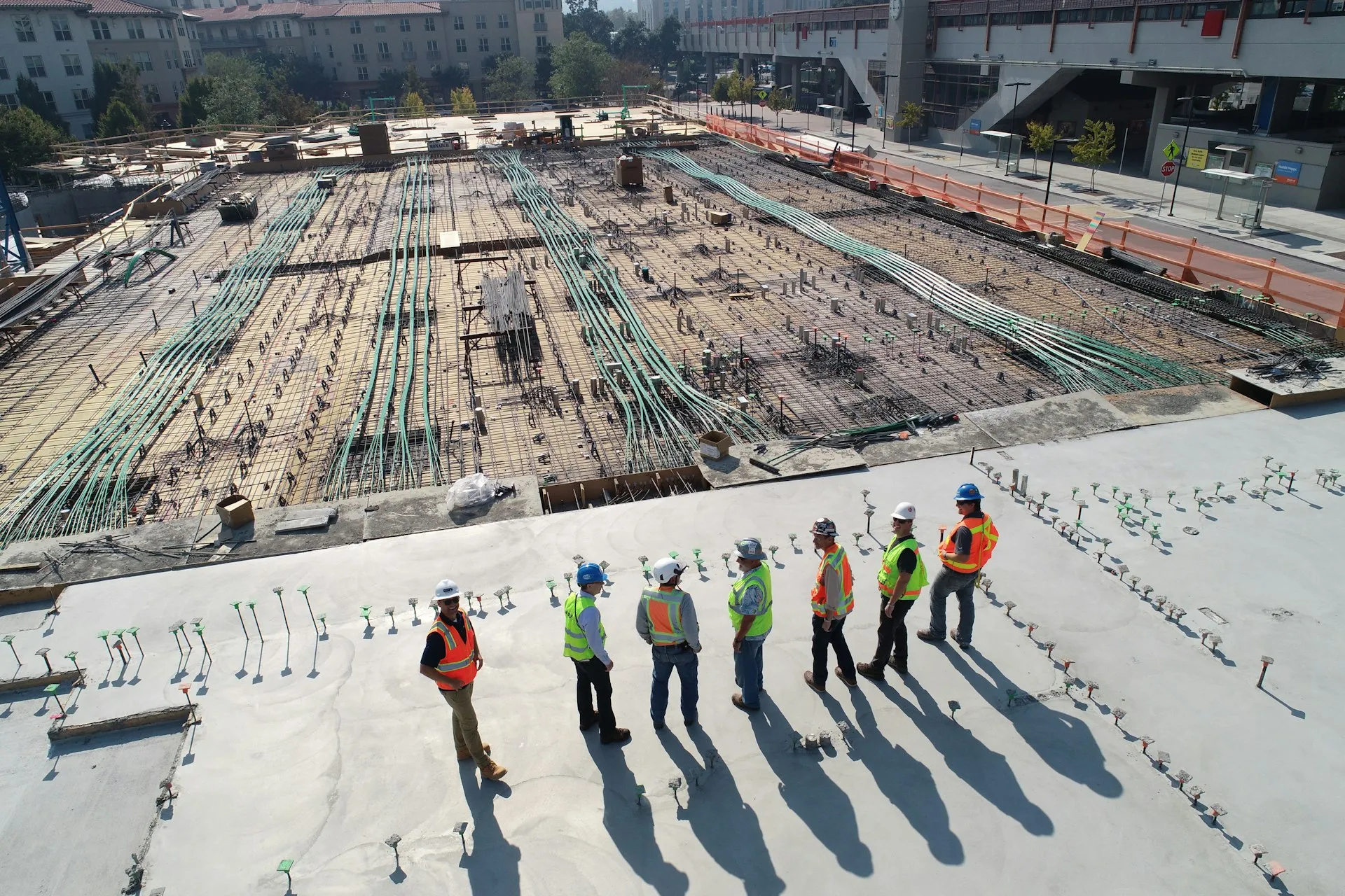Handwerksteam bespricht sich auf der Baustelle